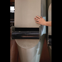 Prinzipal 32'-Labium und Hand zum Größenvergleich Passau, Dom St. Stephan, Prinzipal 32'-Labium und Hand zum Größenvergleich