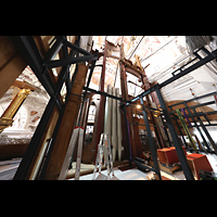 20 Tonnen-Stahlgerüst im Aufbau hinter dem Hauptorgelgehäuse (2025) Passau, Dom St. Stephan, 20 Tonnen-Stahlgerüst im Aufbau hinter dem Hauptorgelgehäuse (2025)