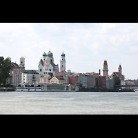 Passau, Stadtpfarrkirche St. Paul, Ansicht vom Dreiflsseeck (Donauseite)