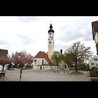 Pfaffenhofen a.d. Roth, St. Martin, Ansicht vom Kirchplatz von Nordosten