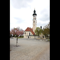 Pfaffenhofen a.d. Roth, St. Martin, Ansicht vom Kirchplatz von Nordosten