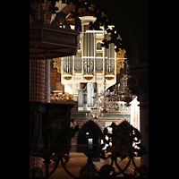 Schleswig, Dom St. Petri, Blick durch die Lettner-B�gen �ber die Kanzel zur Hauptorgel