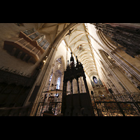 Ulm, Mnster, Blick am Vierungs-Baldachin vorbei zur Haupt- und Chororgel
