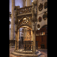Ulm, Mnster, Taufstein von 1474 und Weihwasserbecken unter einem Baldachin