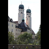 Vilshofen, Benediktinerabtei St. Trinitatis, Doppelturmfassade von Nordosten