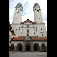 Vilshofen, Benediktinerabtei St. Trinitatis, Doppelturmfassade mit Hauptportal