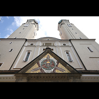 Vilshofen, Benediktinerabtei St. Trinitatis, Trinitts-Mosaik und Nordfassade