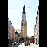 Vilshofen, Stadtpfarrkirche St. Johannes der Tufer, Ansicht auf den Turm von Stadtplatz