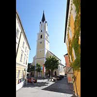 Vilshofen, Stadtpfarrkirche St. Johannes der Tufer, Ansicht von Sdwesten vom Kirchplatz / Brg