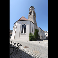 Weilheim i.OB., Stadtpfarrkirche Mari Himmelfahrt, Ansicht von Nordosten vom Kirchplatz auf Chor und Turm