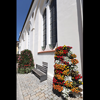 Weilheim i.OB., Stadtpfarrkirche Mari Himmelfahrt, Blumenschmuck zu Fronleichnam am sdlichen Seitenschiff