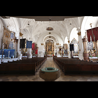 Weilheim i.OB., Stadtpfarrkirche Mari Himmelfahrt, Innenraum in Richtung Chor (Fronleichmansschmuck)