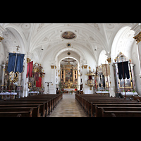 Weilheim i.OB., Stadtpfarrkirche Mari Himmelfahrt, Innenraum in Richtung Chor (Fronleichmansschmuck)