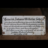 Zettemin, Dorfkirche, Gedenkschild fr den langjhrigen Balgtreter Heinrich Johann Wilhelm Schulz