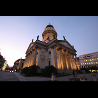 Berlin, Franzsische Friedrichstadtkirche (Franzsischer Dom), Auenansicht bei Dmmerung