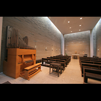 Berlin, Katholische Akademie, St. Thomas von Aquin, Blick von der Orgel zum Altar