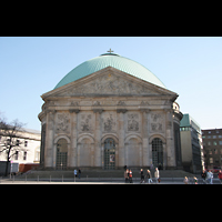 Berlin, St. Hedwigs-Kathedrale, Fassade mit Hauptportal