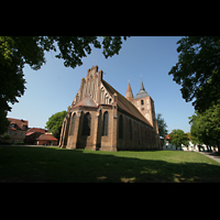 Gransee, Stadtkirche St. Marien, Außenansicht mit Klosterplatz