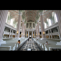 Innenraum / Hauptschiff in Richtung Orgel