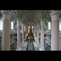 Blick von der Orgelempore ins Hauptschiff
