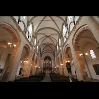 Innenraum / Hauptschiff in Richtung Orgel