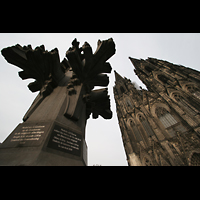 Köln (Cologne), Dom St. Peter und Maria, Modell der Turmspitze mit Türmen im Hintergrund