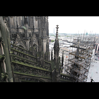 Köln (Cologne), Dom St. Peter und Maria, Blick aus dem Aufzug zur Langhausorgel auf das Strebewerk am Langhaus