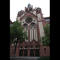 Berlin, Heilig-Kreuz-Kirche, Fassade