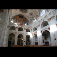 Innenraum mit Orgel
