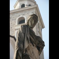 Lugano, Cattedrale, Figur auf dem Vorplatz mit Campanile im Hintergrund