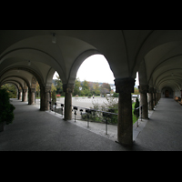 Sankt Gallen (St. Gallen), St. Maria Neudorf, Sulengang am Vorplatz