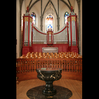 Chur, Martinskirche, Orgel mit Taufbecken