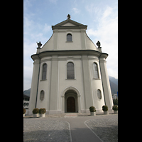 Näfels, St. Hilarius, Fassade mit Hauptportal