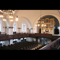 Berlin, Kirche zur Frohen Botschaft Karlshorst, Innenraum mit Blick zur Orgel