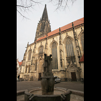 Seitenansicht mit Brunnen