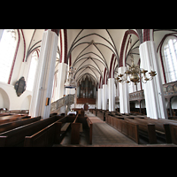 Innenraum / Hauptschiff in Richtung Orgel