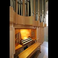 Spieltisch und Orgel
