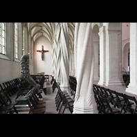 Braunschweig, Dom St. Blasii, Blick zum Imervard-Kreuz im nördlichen Seitenschiff
