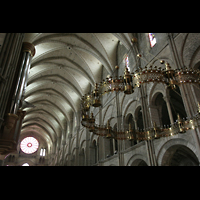 Reims, Basilique Saint-Remi, Leuchter und Hauptschiffgewölbe