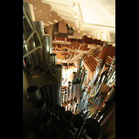 Berlin, Philharmonie, Blick von oben durch die Orgel in den Saal