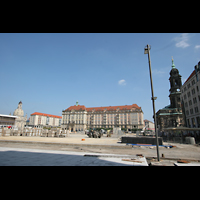 Dresden, Kreuzkirche, Altmarkt mit Blick auf die Frauenkirche (links) und Kreuzkirche (rechts)