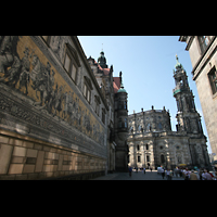 Dresden, Kathedrale (ehem. Hofkirche), Wandbild 'Fürstenzug' in der Augustusstraße mit Blick auf die Kathedrale