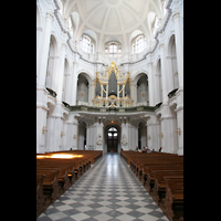 Dresden, Kathedrale (ehem. Hofkirche), Innenraum / Hauptschiff in Richtung Orgel