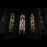 Twistringen, St. Anna, Bunte Fenster mit Glasmalerei im Chor