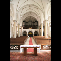 Blick vom Altarraum zur Orgel