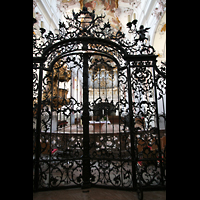 Amorbach, Abteikirche, Gitter im Eingangsbereich mit Blick zur Orgel