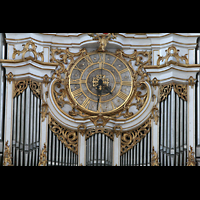Amorbach, Abteikirche, Uhr im Orgelprospekt