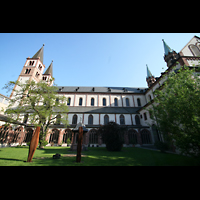 Würzburg, Dom St. Kilian, Gesamtansicht vom Innenhof des Kreuzgangs