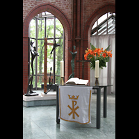 Berlin, Heilig-Kreuz-Kirche (Kirche zum Heiligen Kreuz), Altar und Tryptichon