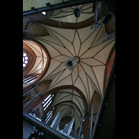 Berlin, Heilig-Kreuz-Kirche (Kirche zum Heiligen Kreuz), Blick in die Kuppel mit hochgezogenem Akustiksegel